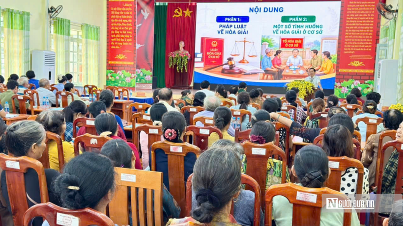 Luật gia Dương Văn Tín tuyên truyền, phổ biến pháp luật về hòa giải ở cơ sở tại xã Nha Bích, giúp người dân nắm rõ các quy định pháp luật và nâng cao kỹ năng hòa giải, giải quyết những mâu thuẫn, tranh chấp phát sinh trong cộng đồng.
