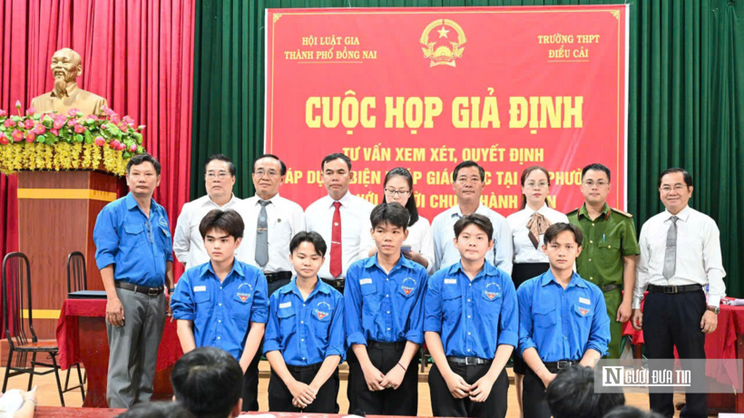 Các đại biểu, luật gia và học sinh tham gia cuộc họp giả định tư vấn xem xét, quyết định áp dụng biện pháp giáo dục tại địa phương được tổ chức tại Trường THPT Điểu Cải, xã La Ngà, qua đó giúp học sinh tiếp cận pháp luật bằng hình thức trực quan, sinh động.