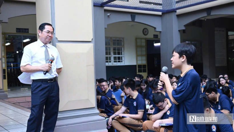 Luật gia Dương Văn Tín trao đổi, tuyên truyền, phổ biến kiến thức pháp luật với học sinh Trường THPT Bùi Thị