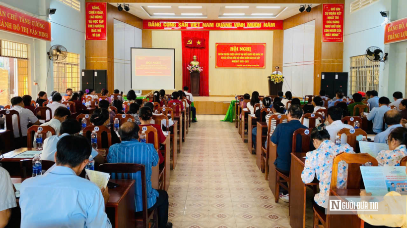 Luật gia Dương Văn Tín tuyên truyền, phổ biến các quy định của pháp luật về bầu cử tại phường Trảng Dài, giúp cán bộ, người dân nắm rõ quyền, nghĩa vụ và trách nhiệm trong công tác bầu cử.