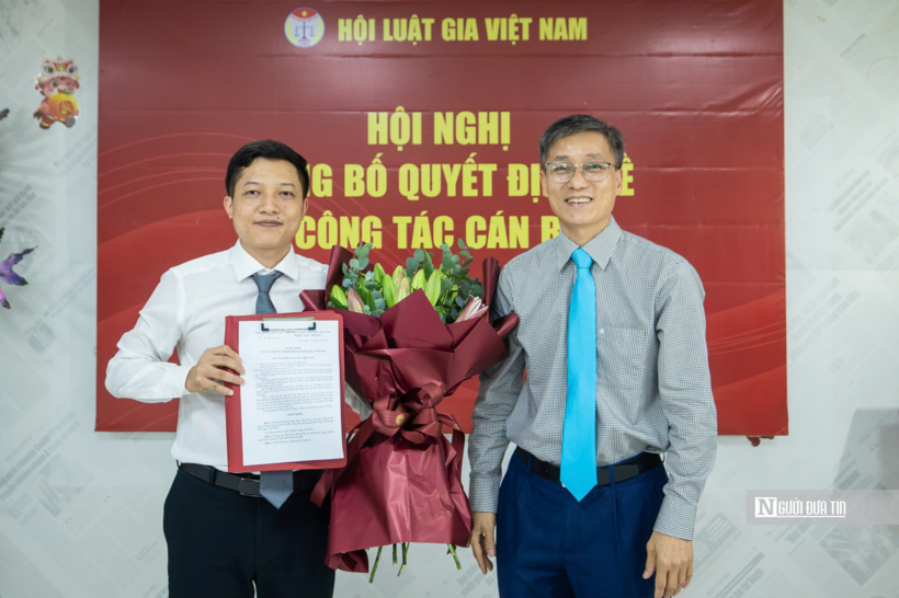 Chủ tịch Hội Luật gia Việt Nam Nguyễn Khánh Ngọc trao quyết định bổ nhiệm Phó Tổng Biên tập cho Nhà báo Hà Công Luân.