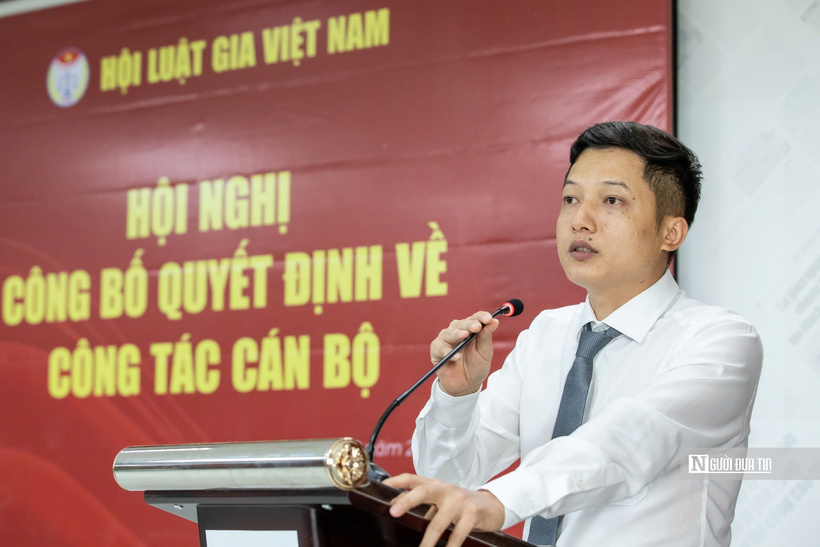 Tân Phó Tổng Biên tập Hà Công Luân phát biểu nhận nhiệm vụ.