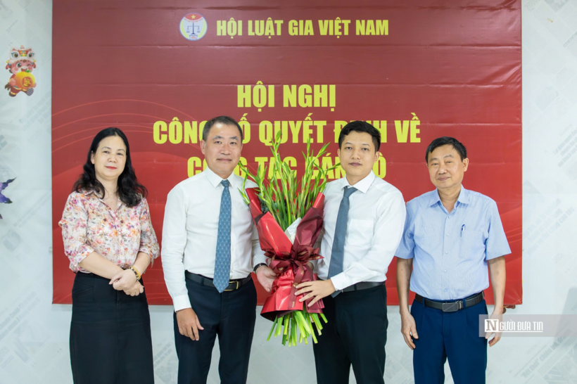 Ban Biên tập và Chi bộ Tạp chí Đời sống và Pháp luật tặng hoa chúc mừng tân Phó Tổng Biên tập Hà Công Luân.