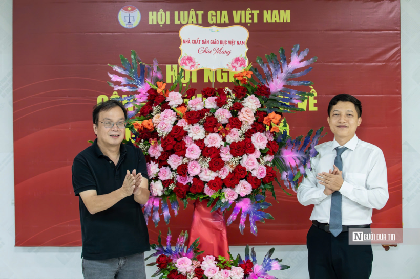 Ông Nguyễn Tiến Thanh – Nguyên Tổng Biên tập Tạp chí Đời sống và Pháp luật, Chủ tịch Hội đồng thành viên, Tổng Giám đốc Nhà xuất bản Giáo dục Việt Nam tặng hoa chúc mừng tân Phó Tổng Biên tập Hà Công Luân.