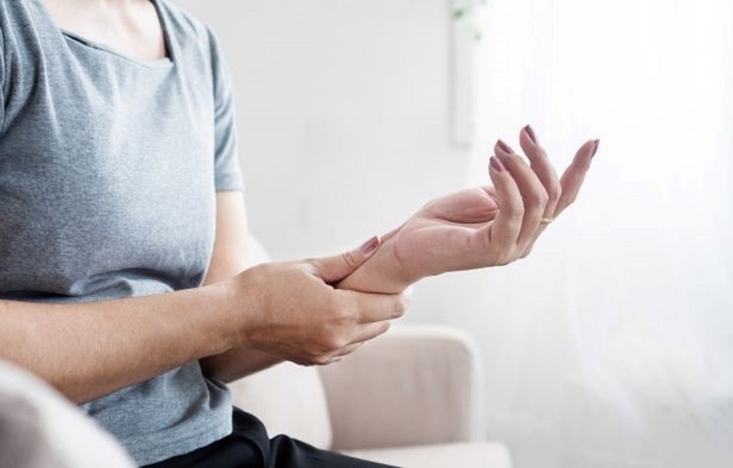 Thoát vị đĩa đệm khiến đau lan xuống vai và cánh tay, kèm theo tê bì các ngón tay
