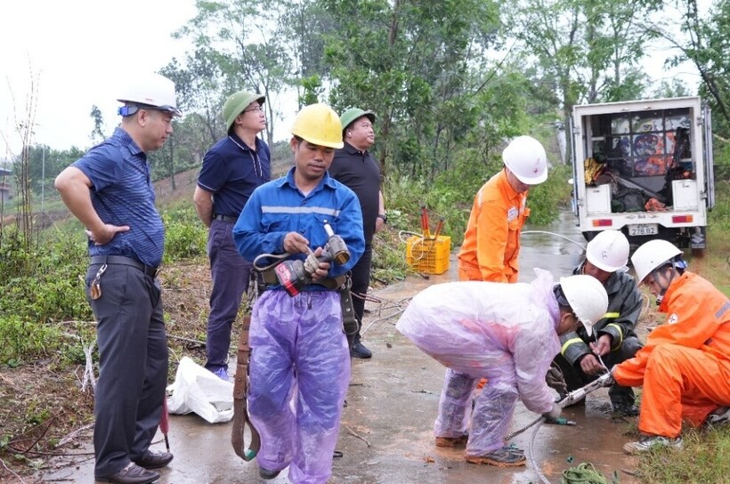 Ông Nguyễn Phúc Thịnh và ông Trần Văn Tuấn kiểm tra, chỉ đạo khắc phục sự cố sau mưa lũ, bảo đảm an toàn.