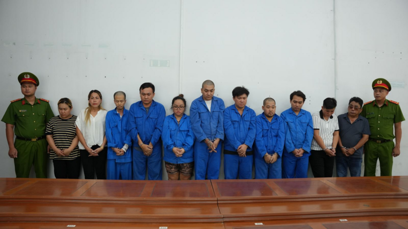 Các đối tượng bị khởi tố, từ trái sang: Ngô Thụy Tường Vy, Cao Thị Dự, Phạm Nhất Tiến, Lê Bá Huy, Phạm Thị Mỹ Hà, Tô Minh Trung, Phạm Đỗ Đăng Khoa, Nguyễn Tấn Đạt, Nguyễn Hoàng Quốc Thái, Huỳnh Thị Thúy Vân và Cao Hữu Đông. Ảnh: Báo Tin tức