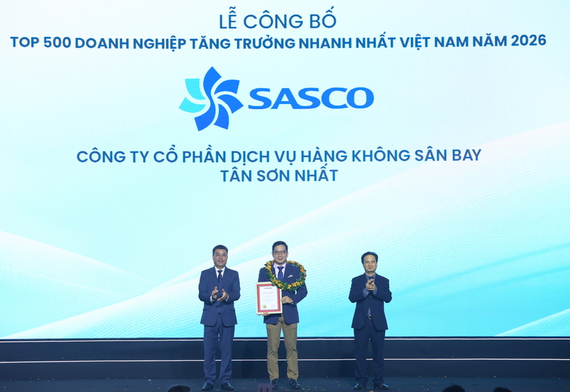 Ông Vũ Lê Quân, Chánh Văn phòng, đại diện Công ty SASCO nhận vinh danhTOP 5 Doanh nghiệp Tăng trưởng nhanh nhất Việt Nam 2026 Nguồn ảnh Sasco cung cấp