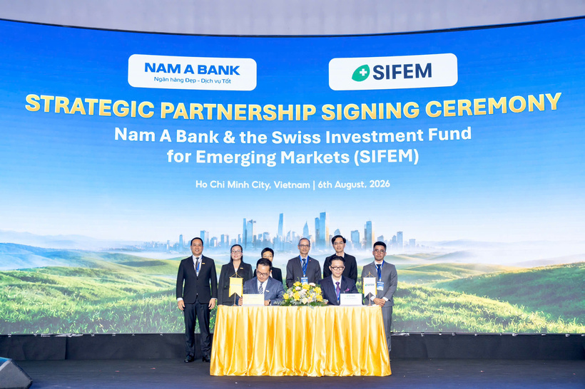 Nam A Bank ký kết thỏa thuận tín dụng xanh quốc tế với SIFEM AG với sự chứng kiến của ông Werner Bardill, Tổng Lãnh sự Thụy Sĩ tại TP HCM. Nguồn ảnh Nam A Bank cung cấp