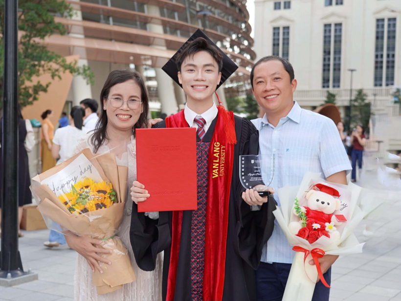 Minh Nhật cùng gia đình tại lễ tốt nghiệp. Ảnh: Dân trí