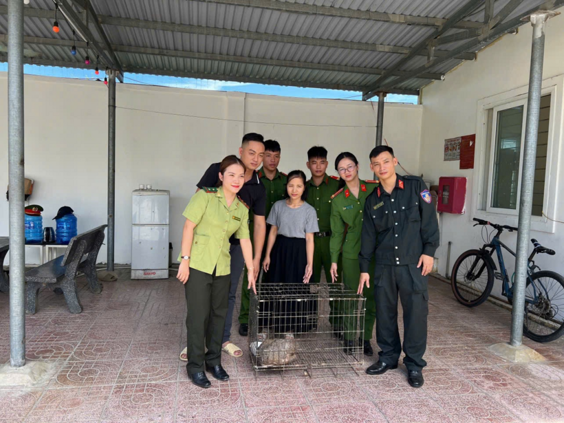 Đội Cảnh sát bảo vệ mục tiêu bàn giao cá thể tê tê cho UBND phường Vinh Lộc. Ảnh: Trang thông tin điện tử Công an tỉnh Nghệ An