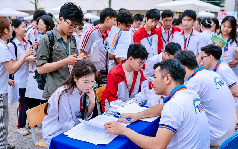 Học sinh tham gia ngày hội tư vấn tuyển sinh đại học, tìm hiểu đề án tuyển sinh, tham khảo điểm chuẩn đại học các năm. Ảnh: Công dân & Khuyến học