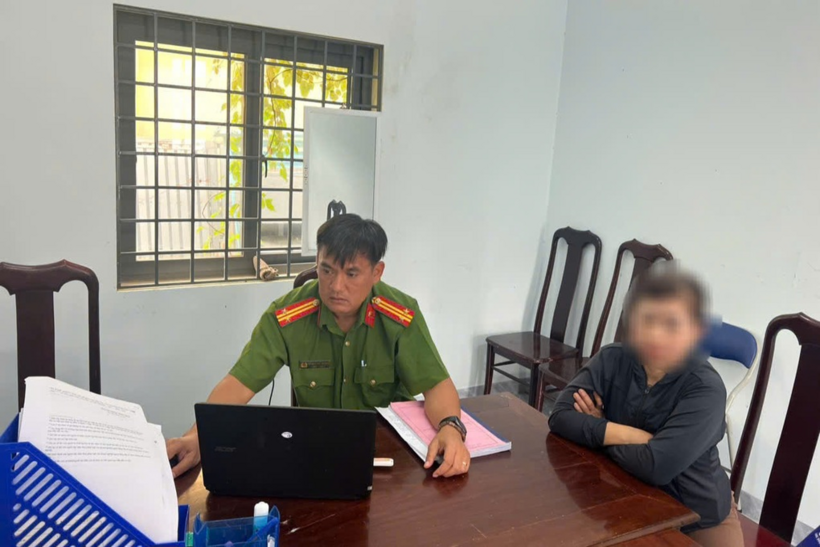 Tại cơ quan công an, người phụ nữ ý thức được hành vi vi phạm của bản thân. Ảnh: Nguyễn Nguyên/Dân trí