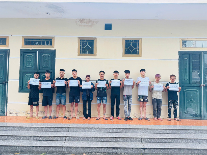 11 đối tượng bị khởi tố về tội “Tổ chức sử dụng trái phép chất ma túy”. Ảnh Công an tỉnh Lào Cai.