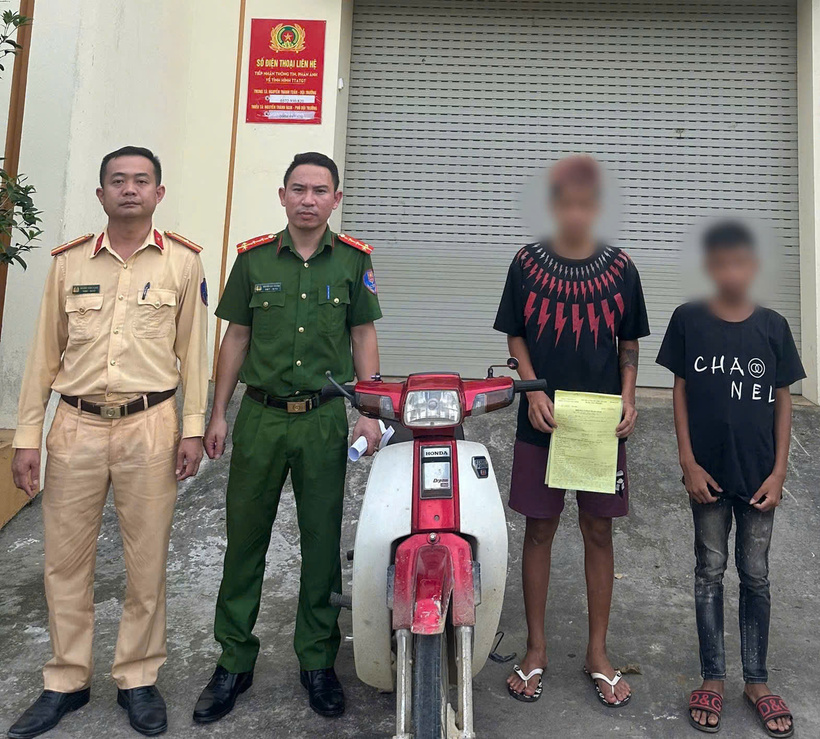 Lực lượng Công an triệu tập 2 thiếu niên vi phạm trật tự, an toàn giao thông đến làm việc, đồng thời ra quyết định tịch thu phương tiện. Ảnh Công an tỉnh Lào Cai.