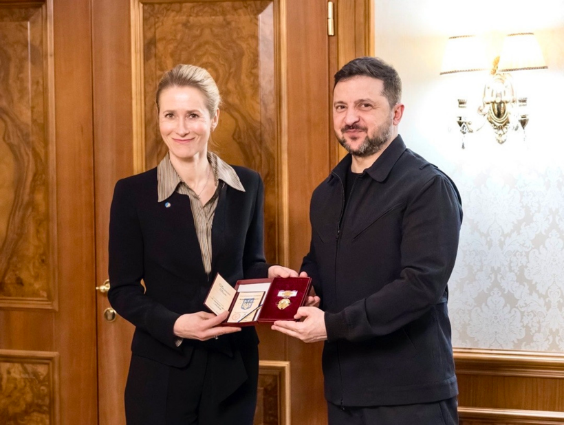 Đại diện cấp cao phụ trách chính sách đối ngoại của EU Kaja Kallas (trái) và Tổng thống Ukraine Volodymyr Zelensky. Ảnh: X/@kajakallas