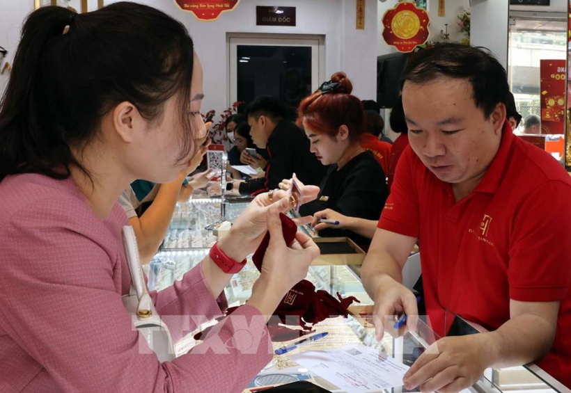 Cập nhật mới nhất giá vàng chiều 18/8. Ảnh: Trần Việt - TTXVN