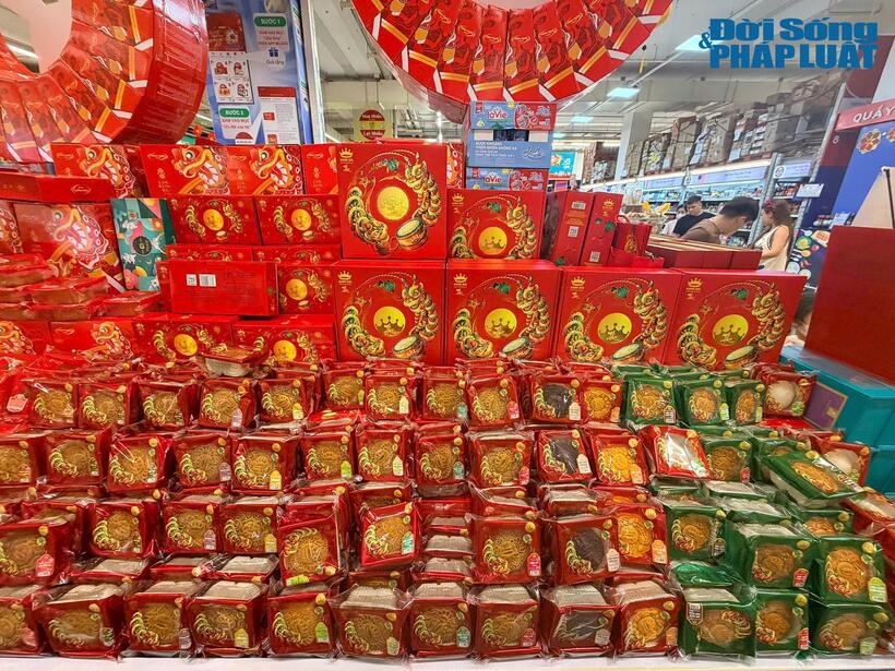 Thị trường bánh Trung thu 2026 bắt đầu sôi động tại Hà Nội.