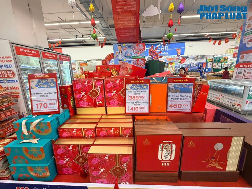 Gian hàng bánh Trung thu tại một siêu thị trên địa bàn phường Hà Đông.