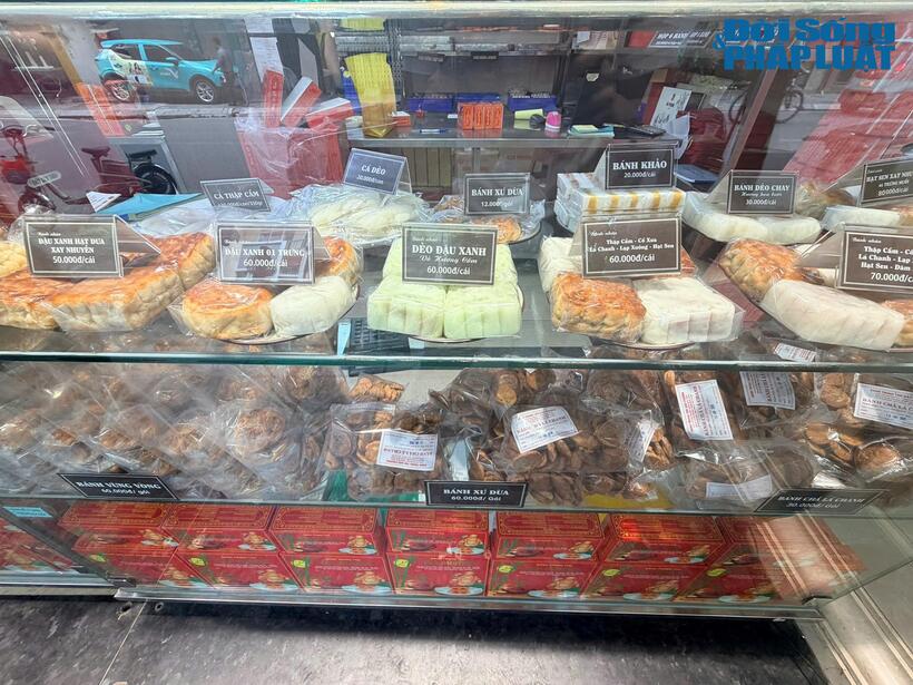 Bánh Trung thu tại các cửa hàng truyền thống có giá từ 20.000 đồng đến trên 100.000 đồng/chiếc.