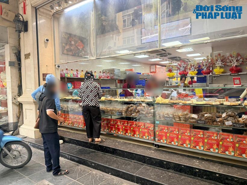 Người tiêu dùng tham khảo nhiều loại bánh trước khi lựa chọn.