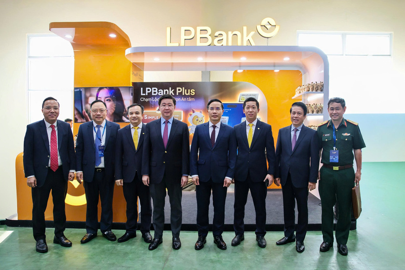 Ông Vũ Quốc Khánh - Tổng Giám đốc LPBank đón đoàn đại biểu gồm: ông Phạm Đức Ấn - Ủy viên Ban Chấp hành Trung ương Đảng, Thống đốc Ngân hàng Nhà nước Việt Nam; ông Bùi Hoàng Phương - Ủy viên dự khuyết Ban Chấp hành Trung ương Đảng, Thứ trưởng Bộ Khoa học và Công nghệ; ông Phạm Tiến Dũng - Phó Thống đốc Ngân hàng Nhà nước Việt Nam; ông Nguyễn Hoàng Long – Thứ trưởng Bộ Ngoại giao, cùng đại diện lãnh đạo các cơ quan, đơn vị tại gian hàng LPBank. Nguồn ảnh LPBank cung cấp