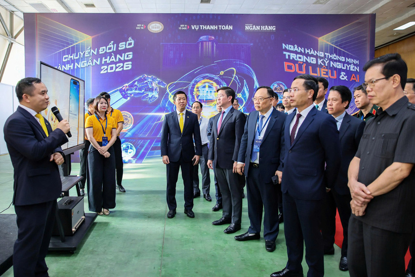 Ông Đặng Công Hoàn - Phó Tổng Giám đốc LPBank giới thiệu về ứng dụng LPBank Plus trước các đại biểu tham dự chương trình. Nguồn ảnh LPBank cung cấp