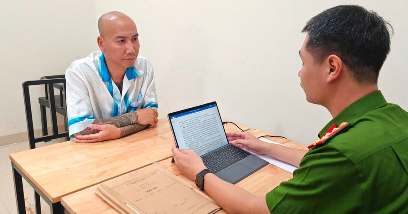 Phú Lê tại cơ quan công an. (Ảnh:Đ.T)