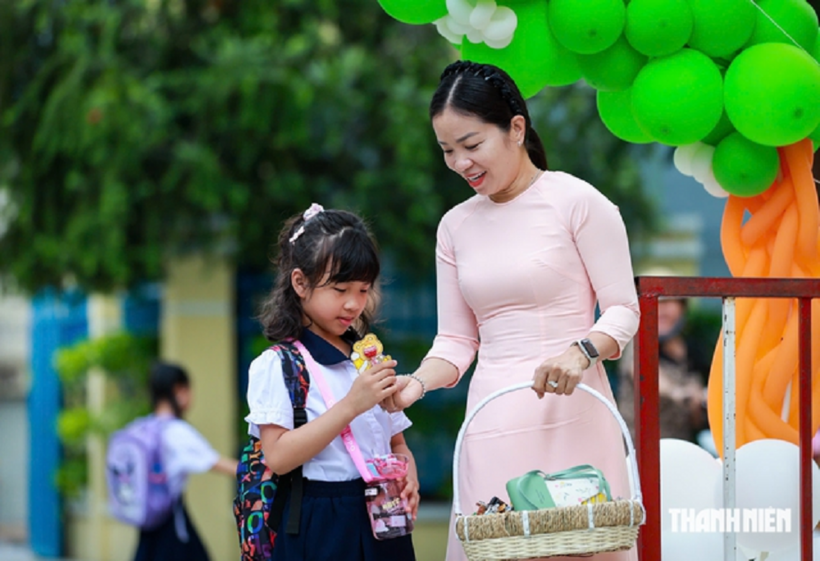 Giáo viên TP.HCM đón chào học sinh lớp 1 trong ngày tựu trường sáng 17.8 chuẩn bị năm học mới 2026-2027. ẢNH: NHẬT THỊNH/ Thanh niên.