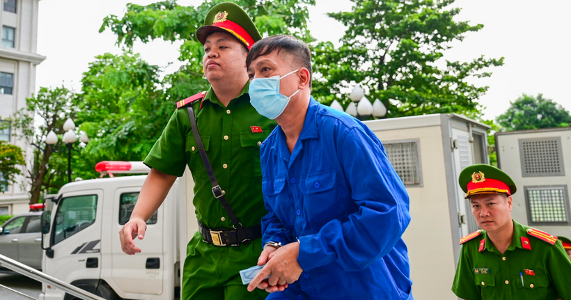 Cảnh sát dẫn giải các bị cáo đến tòa. (Ảnh: H.A)