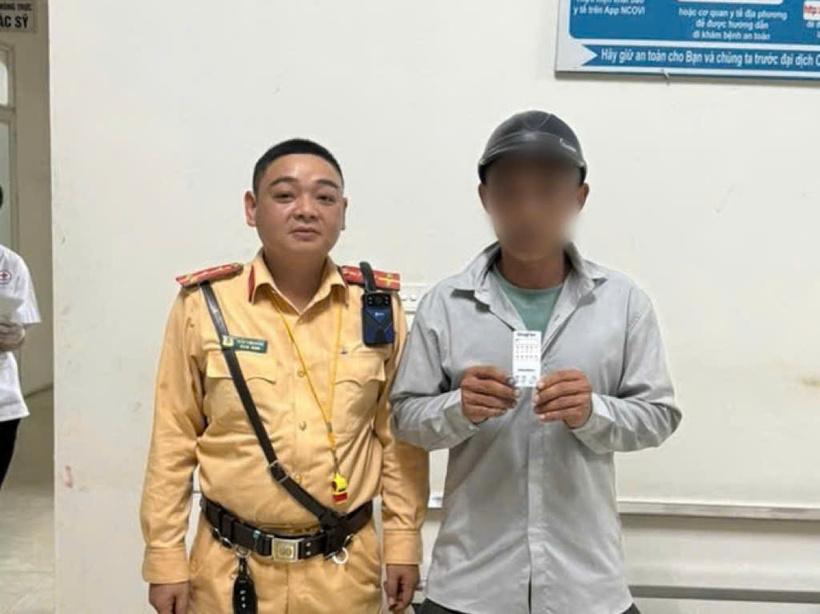 Người điều khiển phương tiện được lực lượng Cảnh sát giao thông kiểm tra, phát hiện dương tính với chất ma túy.  Ảnh Công an tỉnh Phú Thọ.