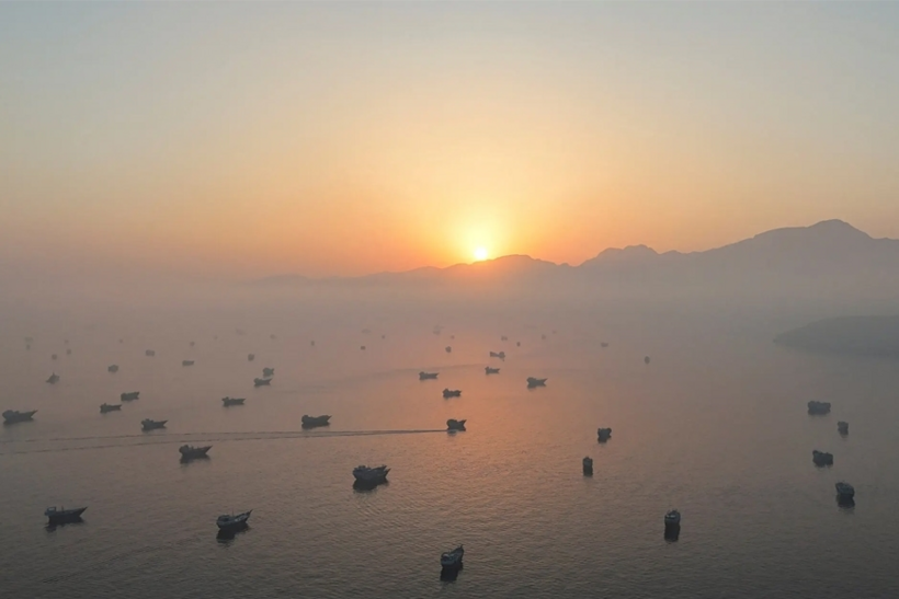Tàu thuyền trên eo biển Hormuz nhìn từ Musandam, Oman hồi tháng 6/2026. Ảnh: Reuters