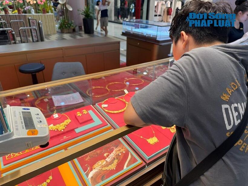 Giá vàng ngày 19/8: Giá vàng thế giới giảm mạnh, vàng nhẫn trong nước tăng - giảm tùy thương hiệu. Ảnh: Dương Thu.