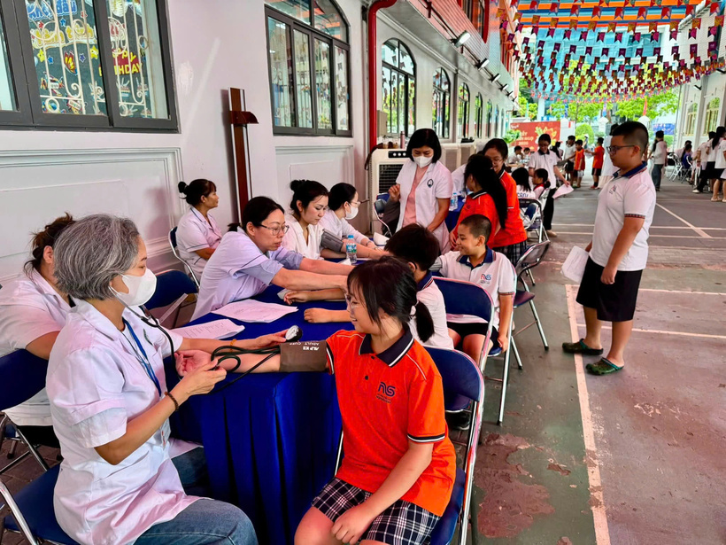 Trạm Y tế xã Ô Diên triển khai ngày khám đầu tiên khám sức khỏe định kỳ miễn phí cho trẻ em, học sinh năm 2026 tại Trường Mầm non Tân Hội. Ảnh: Sở Y tế Hà Nội