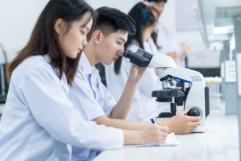 Mức học phí ngành Y cao xuất phát từ đặc thù đào tạo, thời gian học kéo dài và chi phí đầu tư vô cùng lớn. Ảnh: Công dân & Khuyến học