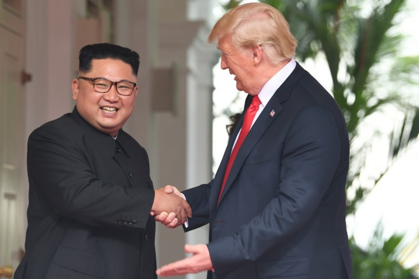 Tổng thống Donald Trump gặp nhà lãnh đạo Kim Jong-un tại Singapore năm 2018 (Ảnh: Reuters).
