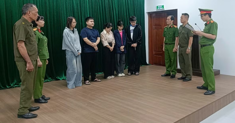 Cơ quan điều tra tống đạt quyết định tố tụng đối với các đối tượng trong vụ án. (Ảnh: Công an Bắc Ninh).
