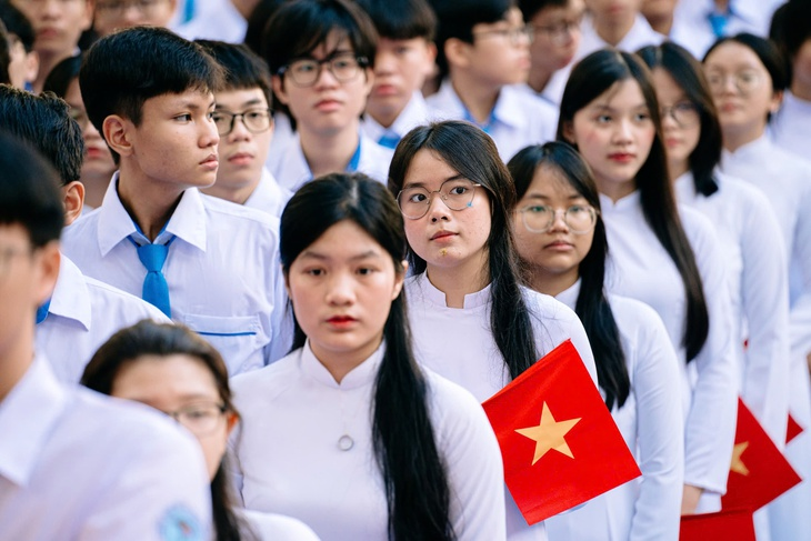 Học sinh THPT TP.HCM trong ngày khai giảng năm học 2025-2026. Đợt sắp xếp trường học lần này, khối THPT ở TP.HCM không sáp nhập như các cấp học khác - Ảnh: THANH HIỆP
