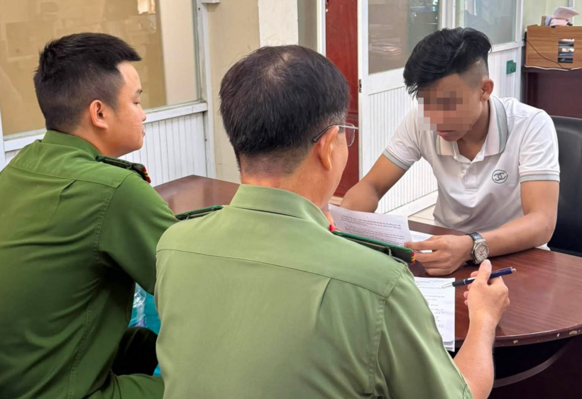 Công an làm việc với Dương Hồng P. Ảnh: CACC/Vietnamnet