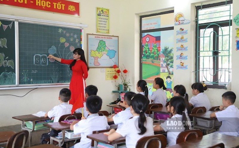 Nhiều giáo viên đang băn khoăn về mốc thời gian cụ thể khi tính kết quả xếp loại viên chức trong hồ sơ xét thăng hạng chức danh nghề nghiệp. Ảnh minh họa: Báo Lao động
