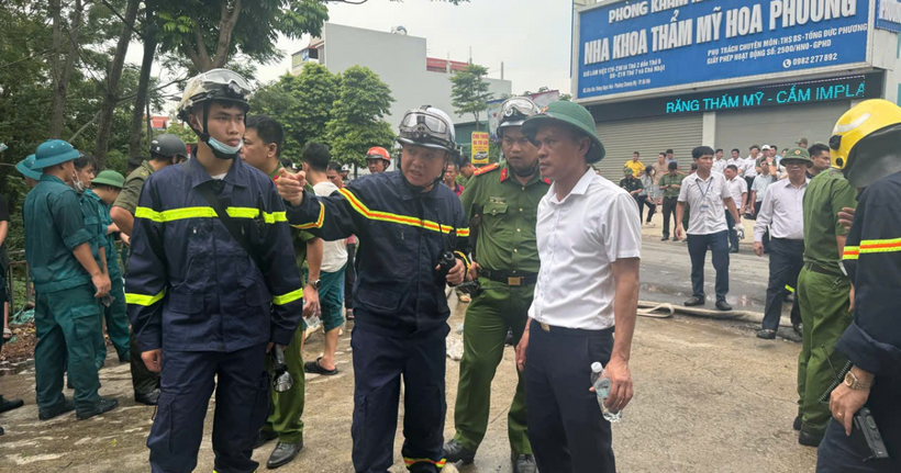 Thượng tá Nguyễn Lê Cường  - Phó trưởng phòng Cảnh sát PCCC&CNCH chỉ đạo công tác chữa cháy, cứu nạn, cứu hộ. (Ảnh: Công an Hà Nội)