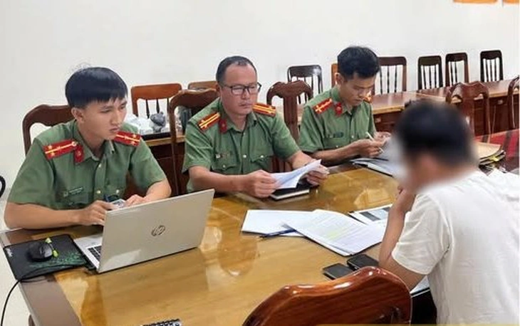Công an tỉnh Quảng Ngãi làm việc với đại diện đơn vị tổ chức cuộc thi "Hoa hậu Du lịch Bản sắc Việt Nam 2026". Ảnh: Công an Quảng Ngãi