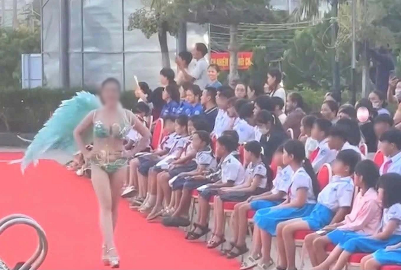 Học sinh theo dõi phần trình diễn trang phục áo tắm tại phần thi phụ của cuộc thi Hoa hậu Du lịch Bản sắc Việt Nam 2026. Ảnh: VietNamnet