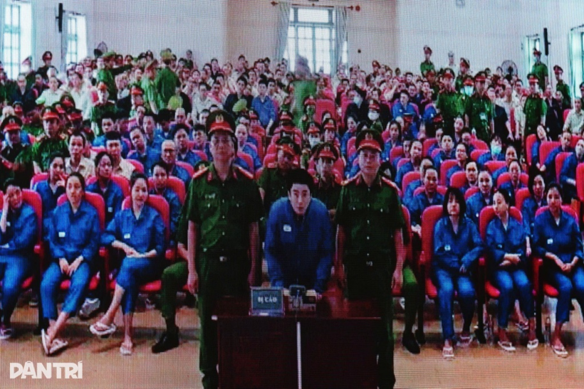Ca sĩ Chi Dân trả lời câu hỏi của chủ tọa phiên tòa. Ảnh: Nam Anh/Dân trí