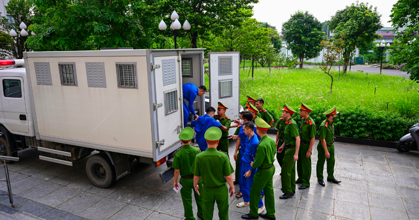 Cảnh sát dẫn giải các bị cáo đến tòa vào sáng 18/8. (Ảnh: H.A)