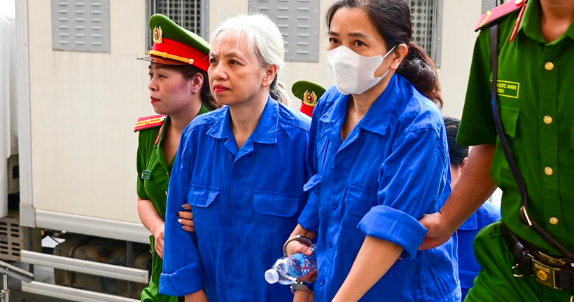 Cảnh sát dẫn giải các bị cáo đến tòa vào sáng 18/8. (Ảnh: H.A)