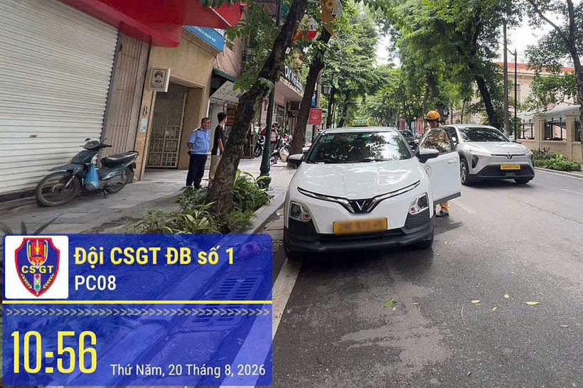 CSGT xử lý tài xế xe công nghệ dừng đỗ sai quy định tại cổng Bệnh viện Phụ sản Trung ương. Ảnh CACC.