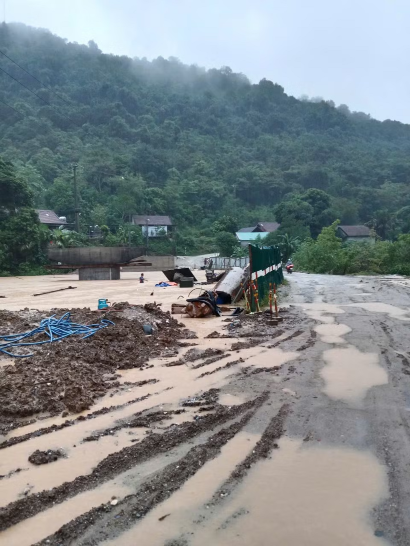 Một số khu vực bị ngập, chính quyền xã phải thông báo cấm đường để đảm bảo an toàn. Ảnh: Tiền Phong