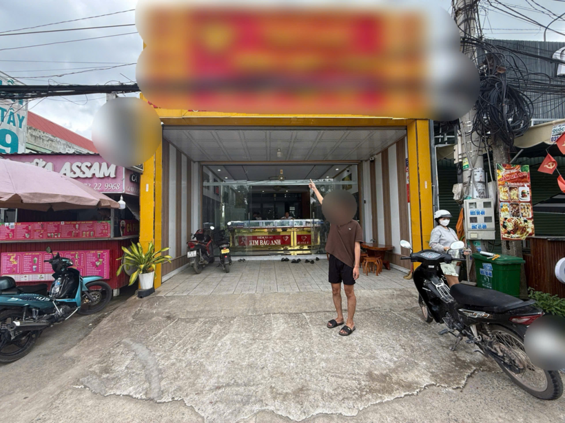 Nghi phạm H.T.H và tiệm vàng nơi mình cướp giật. Ảnh: Công an Đồng Nai