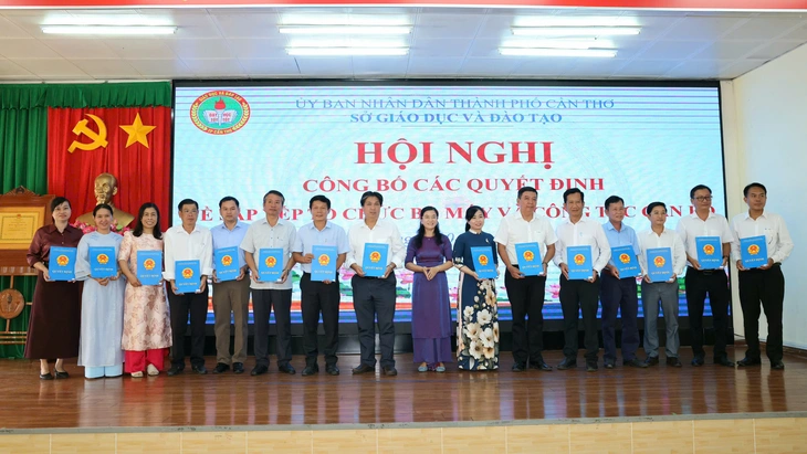 Bà Trần Thị Huyền - Giám đốc Sở Giáo dục và Đào tạo TP Cần Thơ - trao các quyết định bổ nhiệm cán bộ quản lý giáo dục - Ảnh: TRUNG PHẠM.